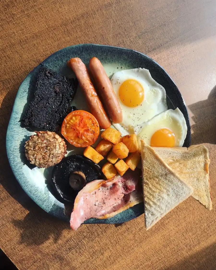 Full Irish breakfast with eggs, sausages, pudding, and rashers